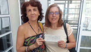 Momento de la entrega del cheque de 820 euros a Cáritas.