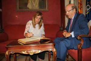 La presidenta de la Junta en el Ayuntamiento de Huelva.