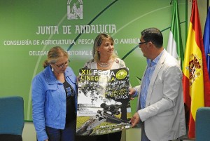 De izquierda a derecha: La delegada territorial de Agricultura, Pesca y Medio Ambiente, Carmen Lloret; la alcaldesa de San Silvestre de Guzmán, Josefa Magro; y el presidente de la Mancomunidad de Municipios Beturia, Manuel Domínguez.