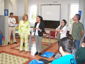 La delegada Lourdes Martín junto a la concejal Pilar Miranda y la coordinadora del IAJ en Huelva, Pastora López, durante la inauguración del curso.