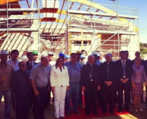 Foto de familia junto a las obras de la nueva iglesia