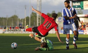 Menosse, que debutó en la Liga, estuvo muy seguro en todo momento. / Foto: El Recre estuvo muy firme en defensa y en todas sus líneas en el partido de Anduva. / Foto: www.cdmirandes.com.