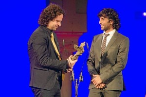 Fami Alqhai y Arcángel, Giraldillo a la Mejor Música por 'Las idas y las vueltas'. / Foto: Luis Castilla (Bienal de Flamenco de Sevilla).