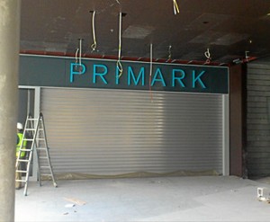 Primark ya se está instalando en el Centro Comercial Holea.