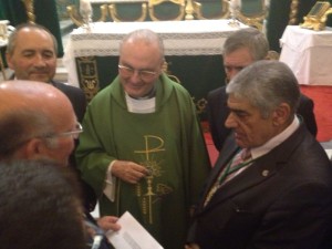 Momento de la entrega del sobre de la adhesión. 