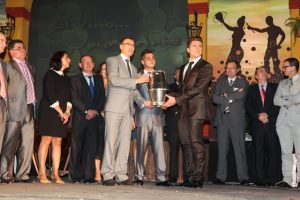 Momento del brindis en el Acto del Vino de 2012, con el alcalde de la localidad y el cantante Álvaro Díaz.