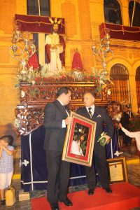 El alcalde de San Juan ofreció un reconocimiento a la hermandad en nombre del municipio. 