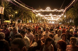 Instante del pasacalle por el Paseo de la Ribera