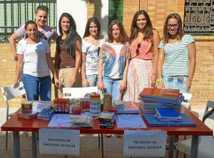 Jóvenes socialistas en la mesa de recogida de material instalada en la calle.