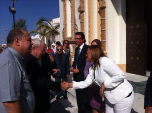 La alcaldesa isleña y el alcalde de Lepe reciben y saludan a Monseñor Fratini.