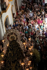 La Virgen de las Angustias genera una gran expectación durante su recorrido.