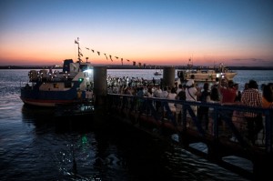 La llegada de las autoridades y la banda de musica al puerto de Ayamonte