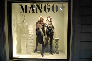 Mango busca vendedores y un director para su nueva tienda.