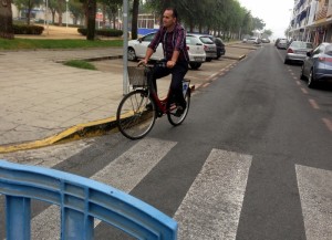 Andrés Franco durante su recorrido en bici. 