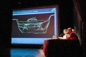 Un momento de la conferencia en la que mostraron una fotografia en 3D de una tumba fenicia.