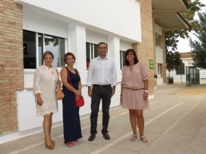 Los representantes del consistorio delante de los nuevos ventanales del Colegio Montemayor.