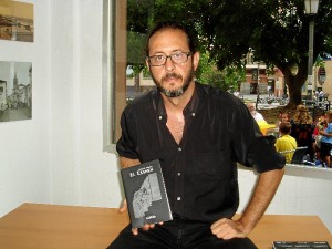 Marcos Gualda sostiene un ejemplar de su nuevo libro.