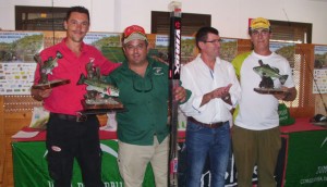 Primeros clasificados en el XVI Abierto de Pesca Deportiva de Black Bass desde Orilla.