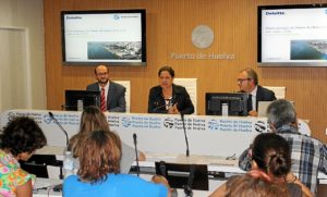 Presentación del Plan Estratégico en la que aparecen (de izquierda a derecha) el director del Puerto de Huelva, Pedro García, la presidenta del Puerto de Huelva, Manuela de Paz, y Gustavo García, socio de Deloitte y responsable del sector público. 