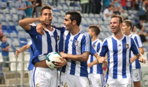 Los jugadores del Recre celebran el golazo de Montoro. / Foto: Josele Ruiz.