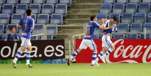 Linares celebra uno de sus goles al Sporting en la Copa. / Foto: Josele Ruiz.