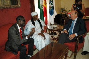 Este líder senegalés ha conversado con el alcalde de Huelva sobre las necesidades de su comunidad.