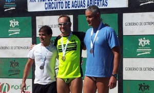 Rubén Gutiérrez, en el centro del podio tras la entrega de medallas.