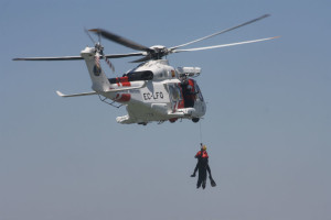 Actuación del helicóptero en una labor de rescate.