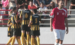 Los jugadores del equipo lepero celebran el gol con Ramírez. Foto: P. Guerrero.