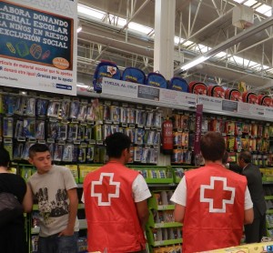 Los voluntarios de Cruz Roja recogerán el material donado y lo repartirán entre los niños más necesitados.