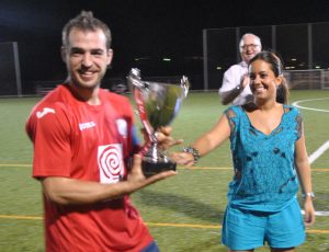 Pablo Matilla levantando el trofeo del pasado año.