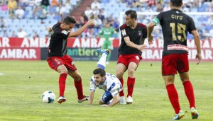 Arana acabó como pudo el partido en la Romareda. / Foto: El Periódico de Aragón.