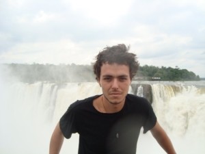 Alejandro Rocataliata en las Cataratas del Iguazú.