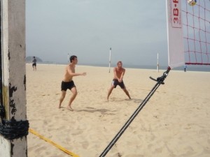 Jugando al voley en Río de Janeiro.