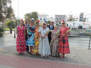 Las mujeres de Costa Esuri ataviadas con trajes de flamenca.