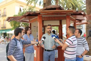 El Alcalde inaugurando este verano la Biblioteca móvil de la Plaza de La Laguna