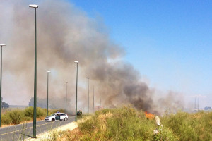 El incendio se propagó a lo largo de la tarde, cortando la carretera. Foto: Javier Losa