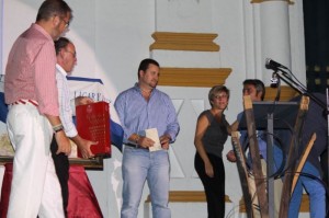 En el acto se llevó a cabo la entrega de premios y homenajes a reconocidas personas de la localidad.