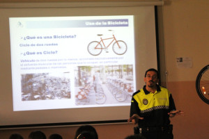 Un policía local explicó a los niños cómo ir en bici de forma segura.