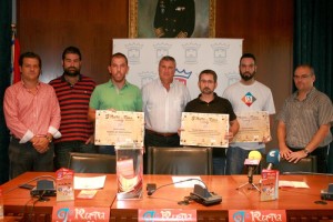 Los ganadores del certamen con sus diplomas.