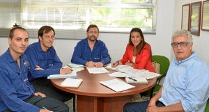 La auditora de ENAC, Maribel López, con responsables de Laboratorio de CEPSA en Huelva: Jose A. Carrasco Borrero, Luis Parra, Antonio Barrón y Pablo Nieves.