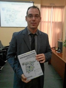 Daniel Martín con un ejemplar de su tesis doctoral.