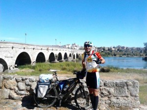 Delante del Puente Romano de Mérida, al principio del viaje.