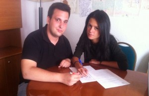 Dani Martín y Náyade Cárdenas en la firma del convenio.