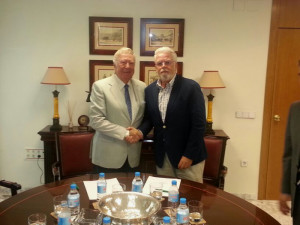 José Luis García Palacios y Ricardo Serna tras la firma del convenio.