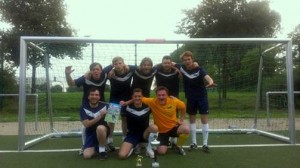 Equipo de fútbol de AKM3 en un torneo de empresas. Aunque aparezcamos con una copa, fuimos terceros. Me dieron el trofeo al mejor jugador del equipo (es el pequeño trofeo dorado).