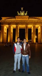 Con mi hermano en la Puerta de Brandenburgo: viene a visitarme todos los años sin falta.