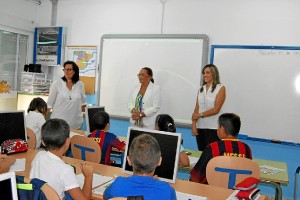 La alcaldesa isleña acudió a la apertura del curso escolar.