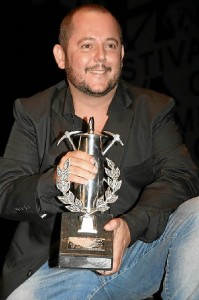 El cantaor sostiene su premio obtenido el pasado mes de agosto. / Foto: www.facebook.com/Jeromo.Segura.Oficial