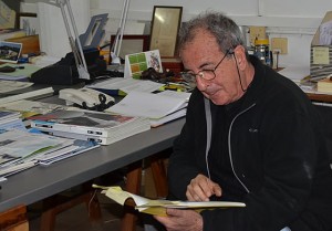 José Pablo Vázquez, leyendo.